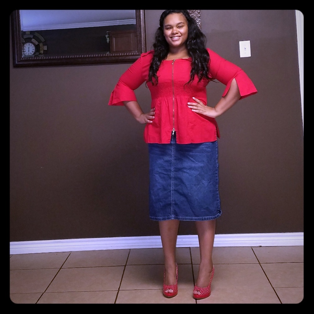 Red, zippered, 3/4 sleeve shirt